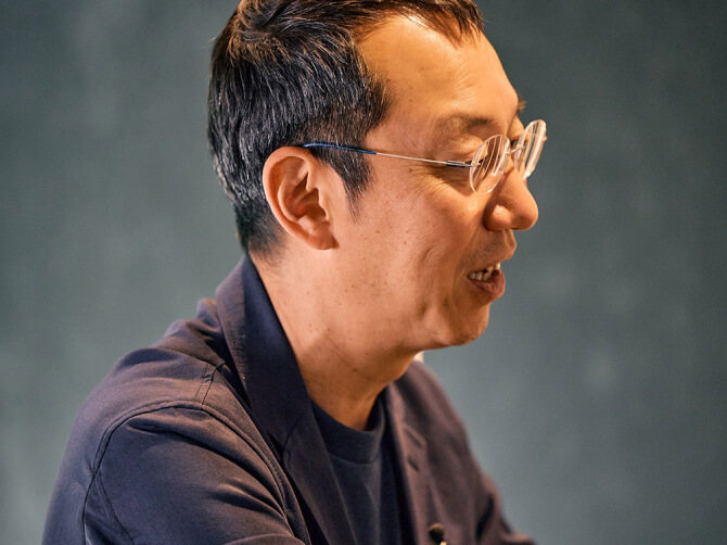 落ち着いた表情でインタビューに答えている山口周氏。