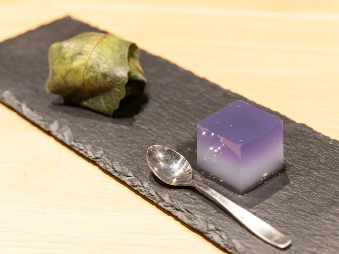 黒いプレートに盛り付けられたデザート。