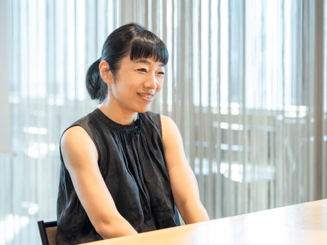 穏やかな表情で話を聞く中山晴奈氏。