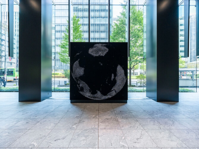 《WINDOWS》に無数のライブカメラの映像で構成された地球儀が映し出されている。