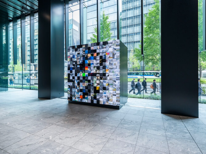 《WINDOWS》に世界中のライブカメラの映像が格子状に映し出されている。