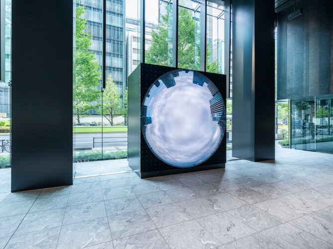 《WINDOWS》に東京の空のライブカメラの映像が映し出されている。