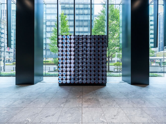 《WINDOWS》に作品が設置されてから現在までのすべての東京の空の映像が格子状に映し出されている。