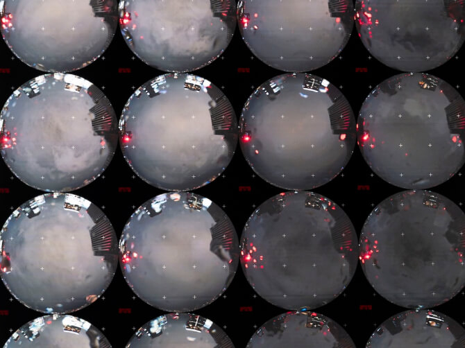 《WINDOWS》に直近一日分の東京の空のライブカメラの映像が格子状に映し出されている。