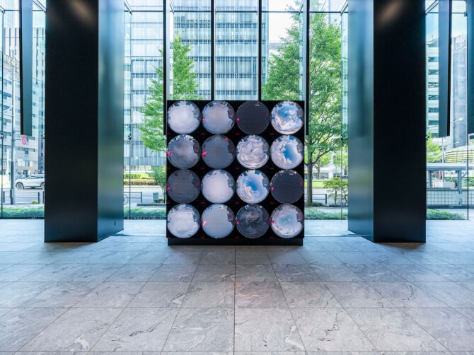 《WINDOWS》に東京の空のライブカメラの映像が格子状に映し出されている。