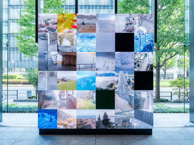 《WINDOWS》に世界中のライブカメラの映像が格子状に映し出されている。