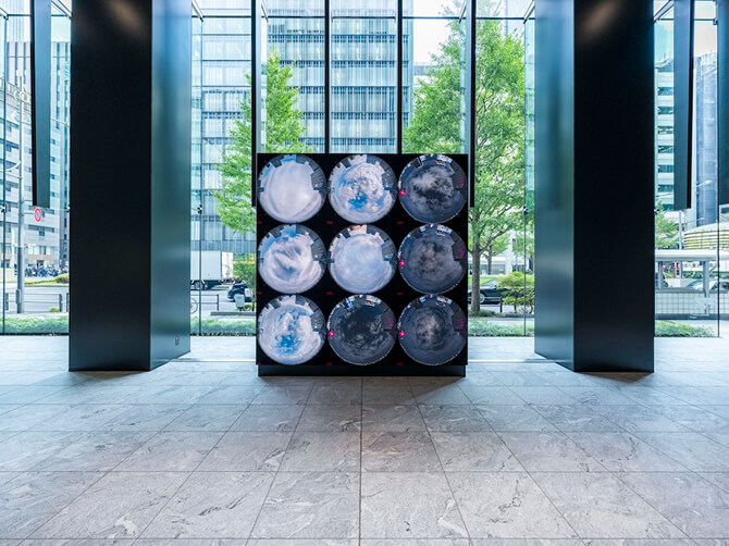 《WINDOWS》に直近一日分の東京の空のライブカメラの映像が格子状に映し出されている。