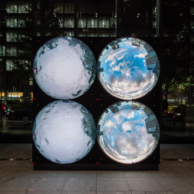 ミュージアムタワー京橋1階ショールームに展示された、高谷史郎によるインスタレーション《世界につながる窓》。