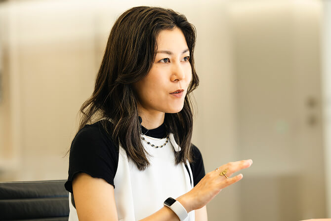 上田杏菜氏が手振りを加えながら話している様子。