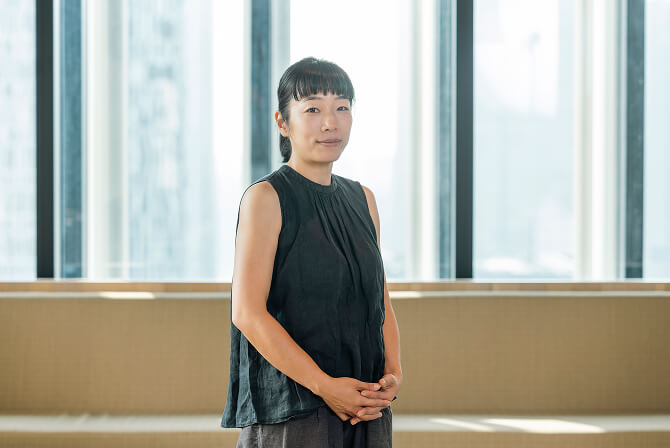窓のある室内で、正面を向いて立つ中山晴奈氏。