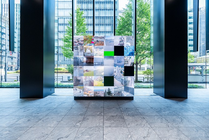 ミュージアムタワー京橋1階のエントランスに設置された《WINDOWS》。世界中のライブカメラの映像が格子状に映し出されている。