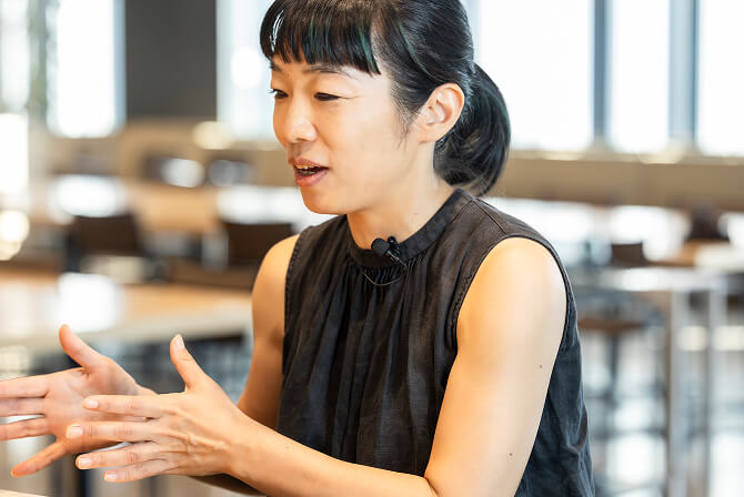 中山晴奈氏が手振りを加えながら話している様子。中山晴奈インタビュー記事「食を起点にコミュニティを紡ぐアートとデザイン」のサムネイル。