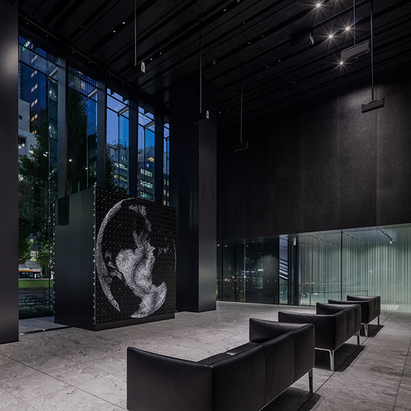 Dumb Type's work “Liberation of Vision” is displayed in the lobby of Museum Tower Kyobashi. The earth is drawn in dots on the surface of a black rectangle.