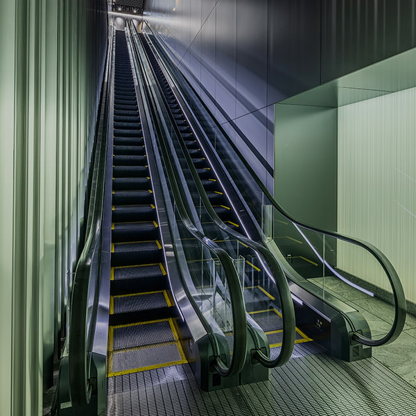 Nomena's work, with the theme of “Mood Transformation“, was deployed on the escalator connecting the first and third floors of Museum Tower Kyobashi. The time spent moving around is treated as a musical experience, and the spatial presentation combines mechanical sounds and music.
