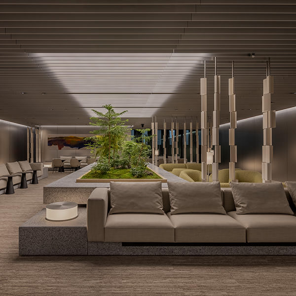 I IN / nomena's work “Mental and Physical Condition” is exhibited in the 3rd floor lobby of Museum Tower Kyobashi. The space promotes harmony between the body and mind with plantings and sound effects reminiscent of a Musashino forest.