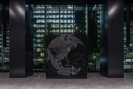 The earth expressed by pointillism appears on the LED display of the work “WINDOWS”.