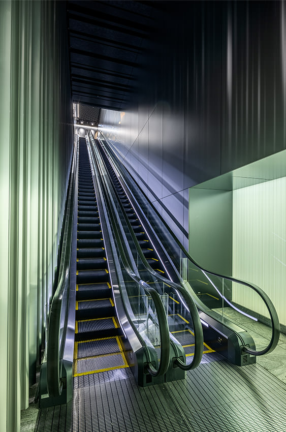 Escalators of Museum Tower Kyobashi. This is the space where the musical work “Mood Transformation” is developed, transforming the time of movement into a sound experience.