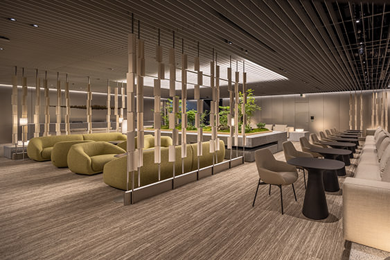 The office lounge is lined with a variety of chairs and tables, and is laid out in a way that allows people to spend their time freely according to their needs.
