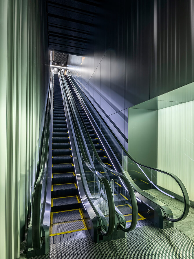 Escalators of Museum Tower Kyobashi. This is the space where the musical work “Mood Transformation” is developed, transforming the time of movement into a sound experience.